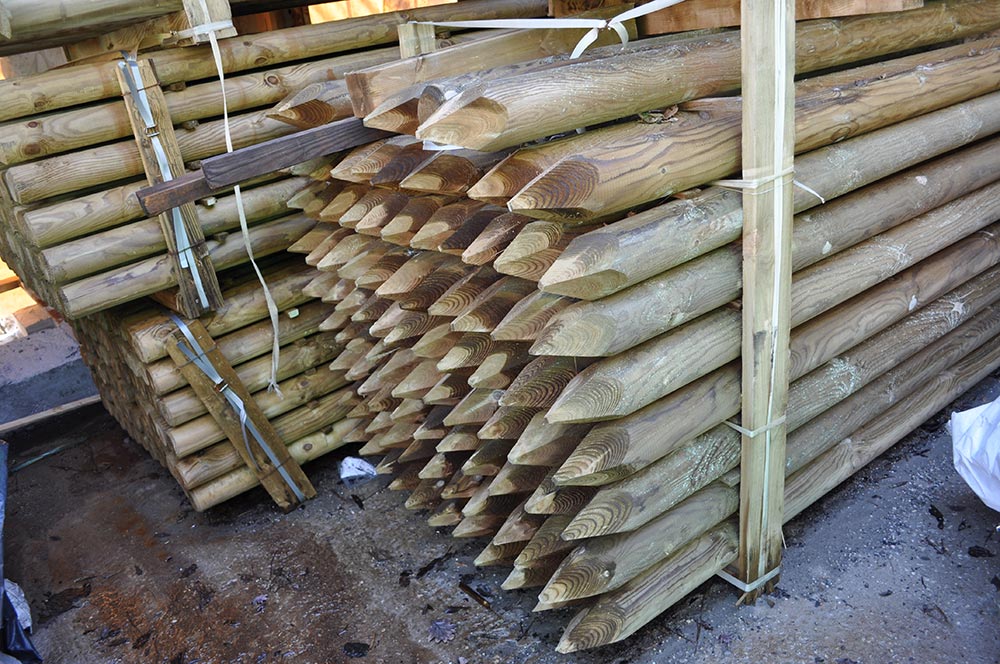 Pali per recinzioni – vendita legno Genova – Legnami Cordano